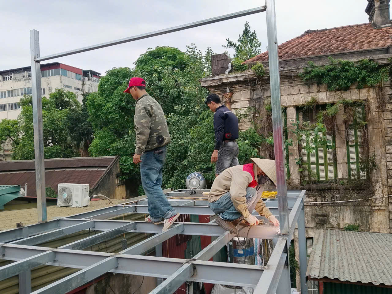 Lắp đặt hoàn thiện thiết bị chiếu sáng và nội thất sửa nhà