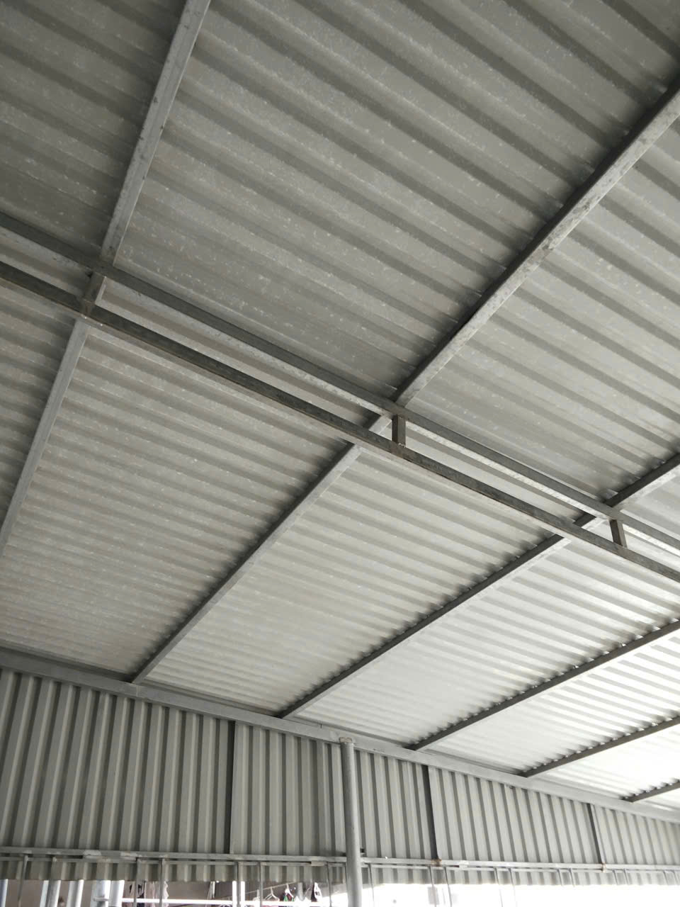 Thi công lợp mái tôn lạnh PU cách nhiệt