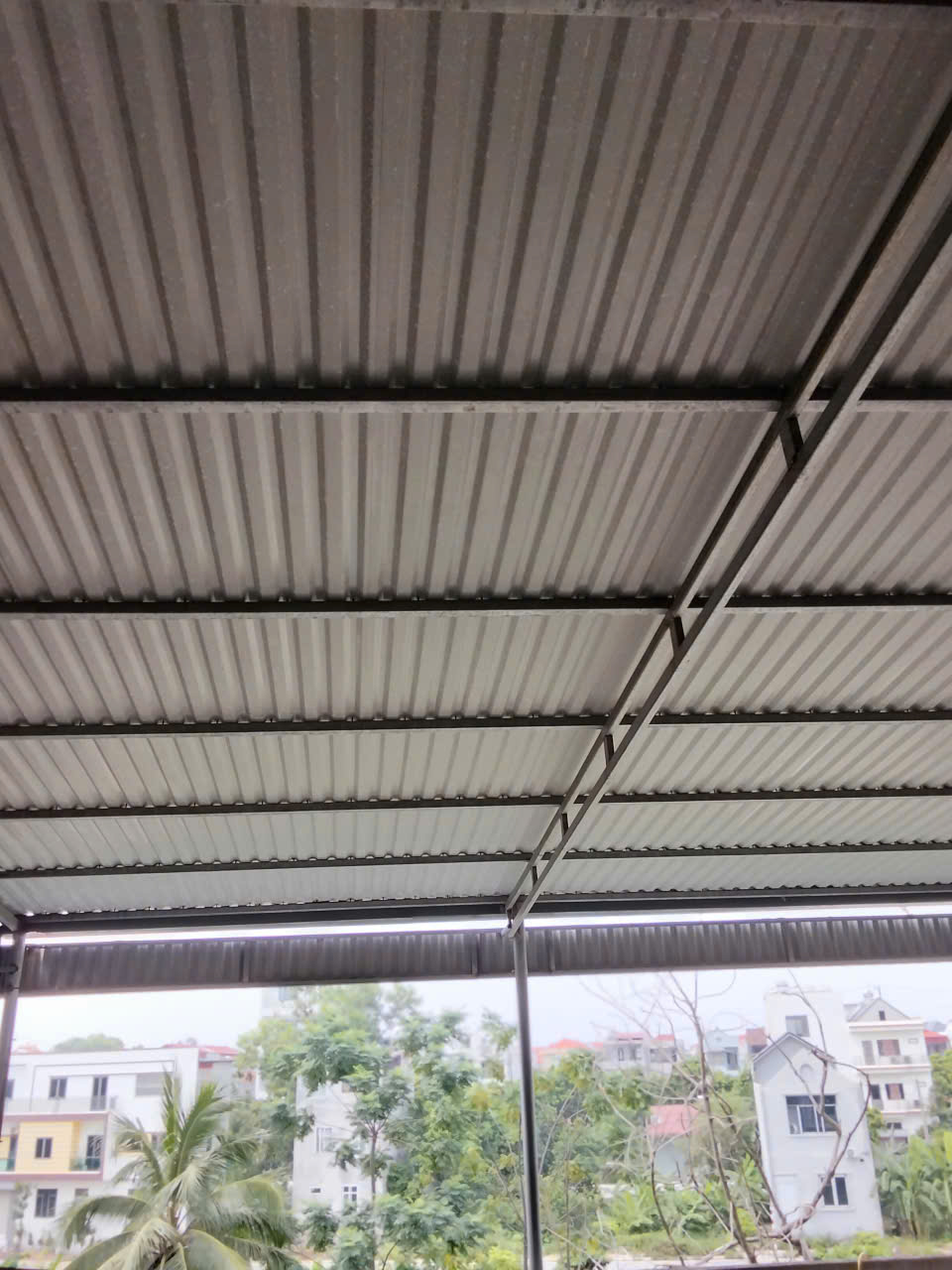 Hàn dựng khung xà gồ sắt hộp lợp mái tôn
