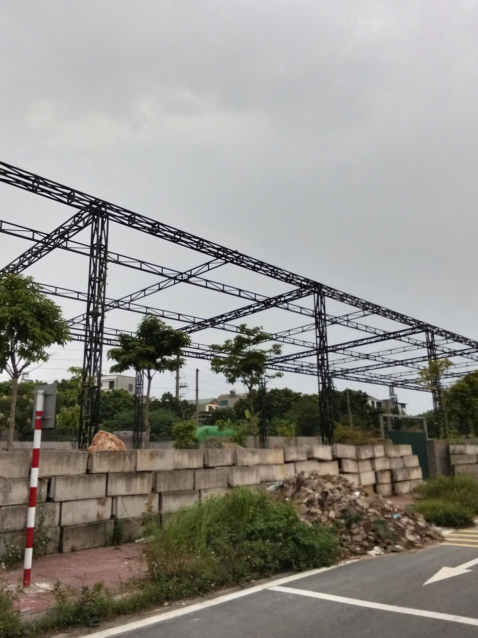 Thi công dựng cột kèo nhà khung thép