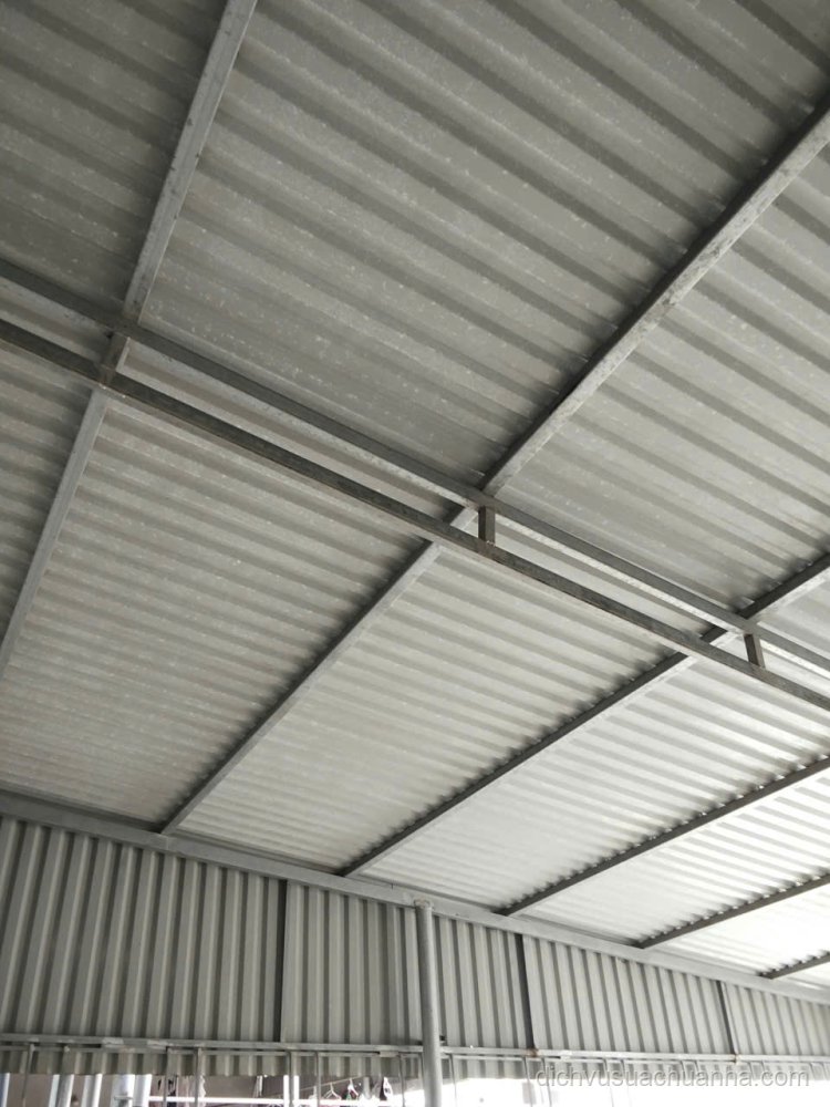 Hình Ảnh Thi Công Làm Mái Tôn Thực Tế 1
